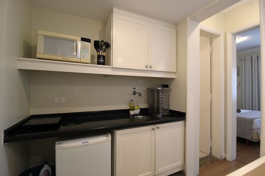 Cozinha de apartamento para alugar com 1 quarto, 42m² em Itaim Bibi, São Paulo