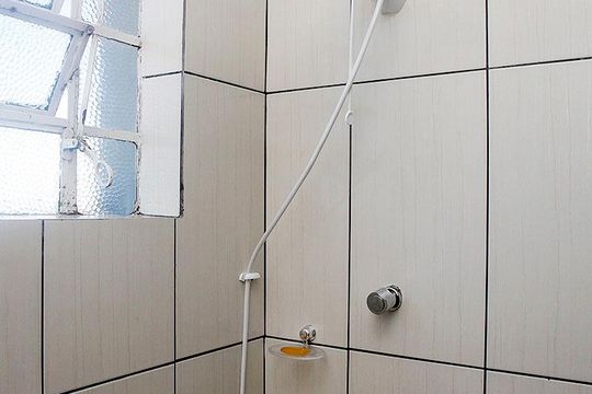 Banheiro de apartamento à venda com 3 quartos, 81m² em Floresta, Porto Alegre