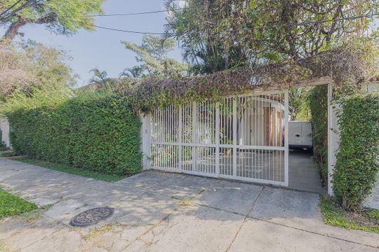 Fachada de casa à venda com 4 quartos, 270m² em Alto de Pinheiros, São Paulo