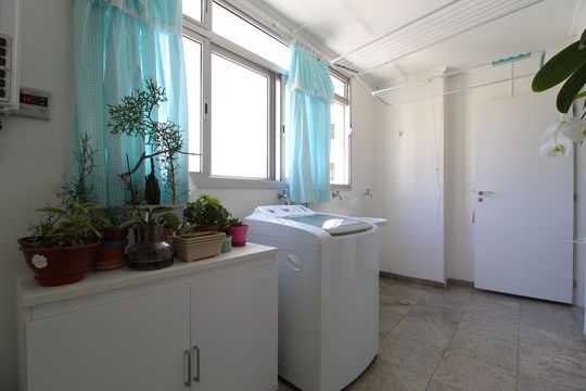 Área de Serviço de apartamento à venda com 4 quartos, 212m² em Vila Nova Conceição, São Paulo