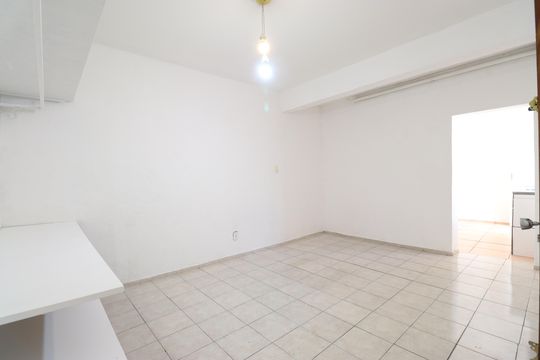 Sala/Quarto de casa para alugar com 1 quarto, 55m² em Vila Ipojuca, São Paulo