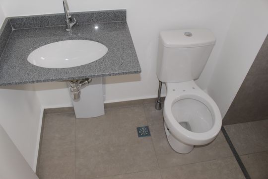 banheiro  de kitnet/studio à venda com 1 quarto, 23m² em Vila Buarque, São Paulo