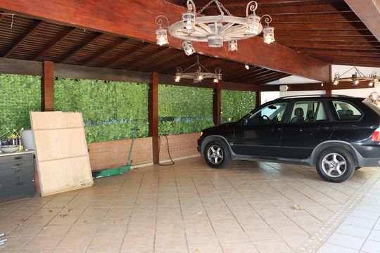 Garagem de casa de condomínio para alugar com 6 quartos, 700m² em Granja Viana, Cotia