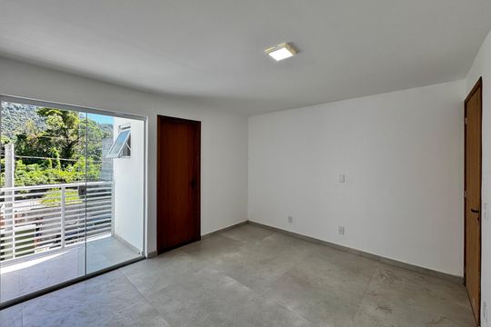 Suíte de casa de condomínio à venda com 3 quartos, 88m² em Vargem Pequena, Rio de Janeiro