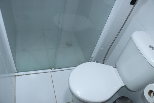 Banheiro de apartamento para alugar com 3 quartos, 61m² em Jardim Marilu, Carapicuíba