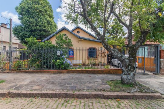 Fachada de casa à venda com 3 quartos, 300m² em Santa Tereza, Porto Alegre