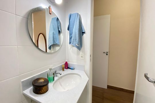 Banheiro de apartamento para alugar com 2 quartos, 50m² em Quintino, Rio de Janeiro