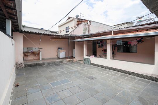 Quintal de casa à venda com 5 quartos, 360m² em Lindeia (barreiro, Contagem