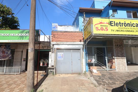 Fachada de casa à venda com 3 quartos, 300m² em Estância Velha, Canoas