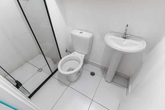 Banheiro de apartamento à venda com 2 quartos, 34m² em Vila Carmosina, São Paulo