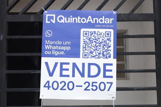 Placa grande instalada na grade da fachada do condomínio - Código da placa: VGEF-696 de apartamento à venda com 3 quartos, 72m² em Cidade Antônio Estêvão de Carvalho, São Paulo