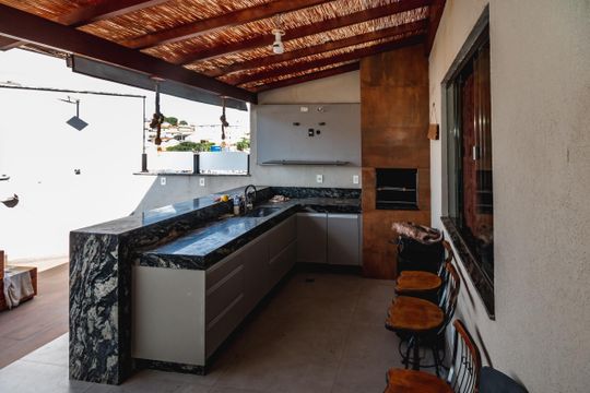 Casa à venda com 8 quartos, 420m² em Santa Mônica, Belo Horizonte