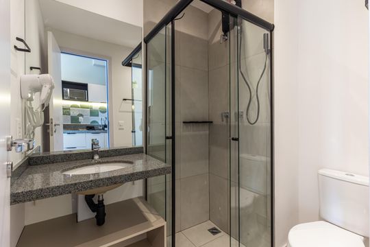 Banheiro Social de kitnet/studio para alugar com 1 quarto, 26m² em Vila Cordeiro, São Paulo