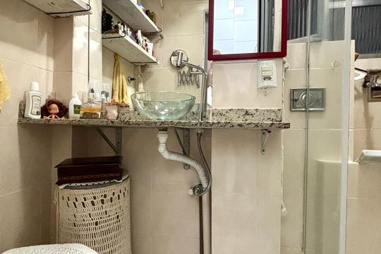 Banheiro social de apartamento à venda com 1 quarto, 37m² em Botafogo, Rio de Janeiro