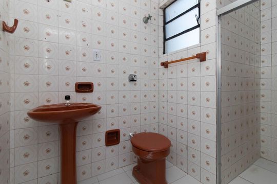 Banheiro de apartamento à venda com 1 quarto, 45m² em Vila Joao Pessoa, Porto Alegre