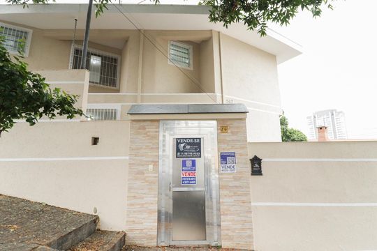 Fachada de casa à venda com 3 quartos, 120m² em Parque Peruche, São Paulo
