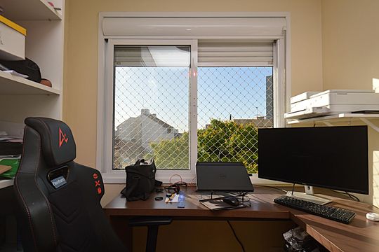 Janela da Sala Escritório de apartamento à venda com 2 quartos, 71m² em Passo da Areia, Porto Alegre