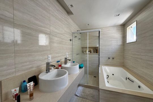 Suite 1 - Banheiro  de casa de condomínio à venda com 6 quartos, 290m² em Recreio dos Bandeirantes, Rio de Janeiro