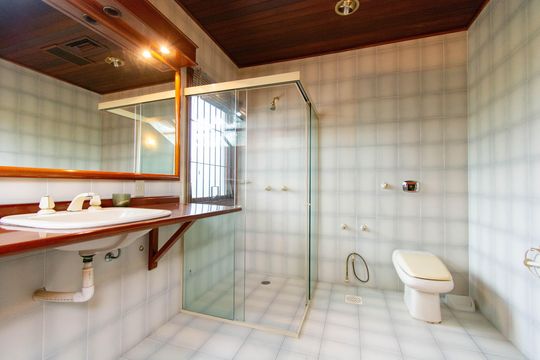 Banheiro Suíte 1 de casa à venda com 4 quartos, 630m² em Jardim do Lago, Canoas