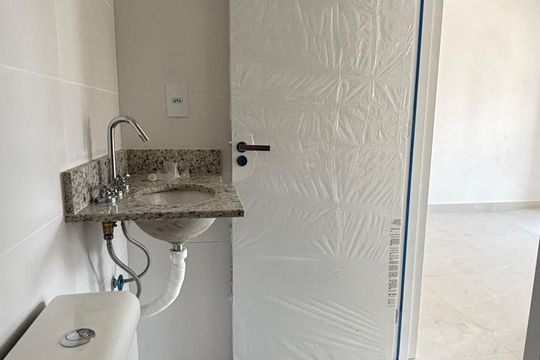 Banheiro de apartamento à venda com 2 quartos, 54m² em Parque das Nações, Santo André