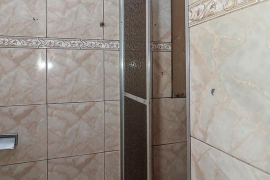 Banheiro de apartamento à venda com 2 quartos, 63m² em Rubem Berta, Porto Alegre