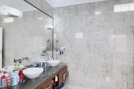 Banheiro da Suíte 5 de casa de condomínio para alugar com 8 quartos, 570m² em Pqe Res Aquarius, São José dos Campos