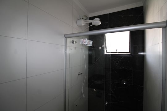 Banheiro de apartamento à venda com 1 quarto, 38m² em Parque Peruche, São Paulo