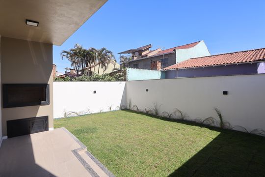 Área externa de casa à venda com 5 quartos, 215m² em Harmonia, Canoas