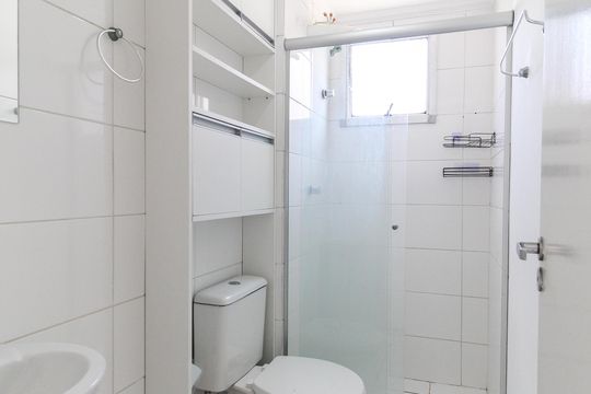 Banheiro de apartamento à venda com 2 quartos, 60m² em Vila Carmosina, São Paulo