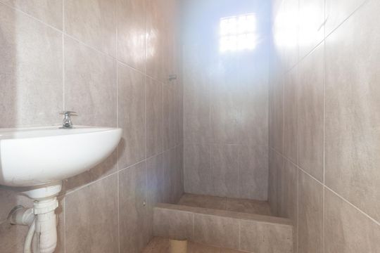 Banheiro social de casa de condomínio para alugar com 1 quarto, 35m² em Guaratiba, Rio de Janeiro