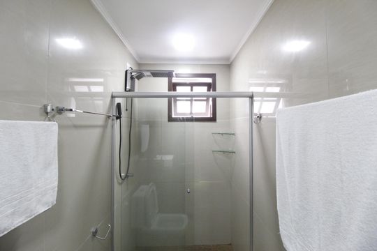 Banheiro de casa à venda com 3 quartos, 200m² em São João, Porto Alegre