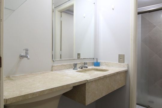Banheiro de apartamento para alugar com 1 quarto, 37m² em Indianópolis, São Paulo