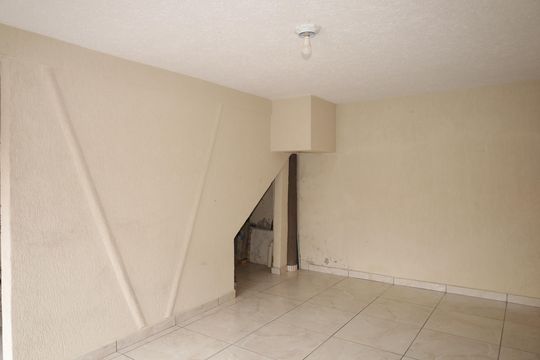Garagem de casa à venda com 2 quartos, 80m² em Parque Guarani, São Paulo