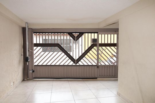 Garagem de casa à venda com 2 quartos, 80m² em Parque Guarani, São Paulo