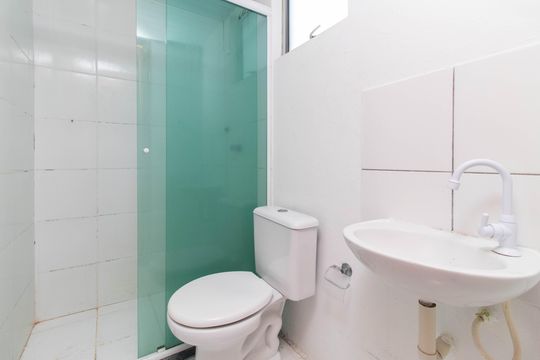 Banheiro de apartamento para alugar com 2 quartos, 49m² em Campo Novo, Porto Alegre