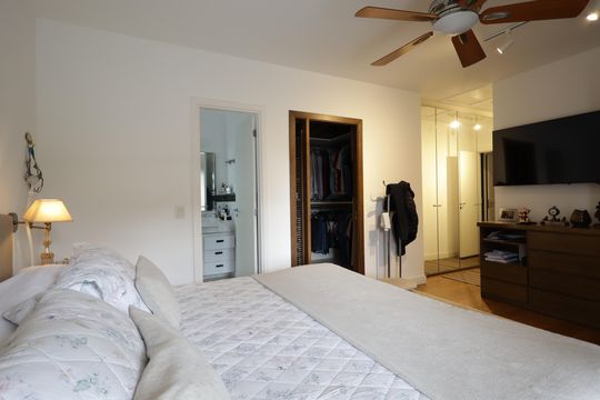 Suíte 2 de casa de condomínio à venda com 4 quartos, 420m² em Jardim Leonor, São Paulo
