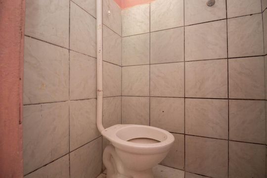 Banheiro de kitnet/studio para alugar com 1 quarto, 35m² em Setor Habitacional Vicente Pires, Brasília