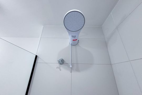 Banheiro de kitnet/studio à venda com 1 quarto, 28m² em Pinheiros, São Paulo