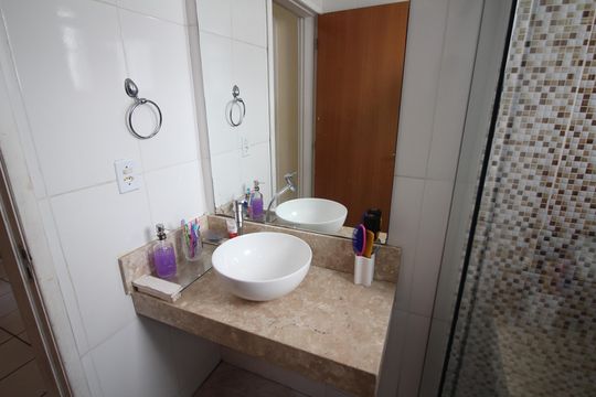 Banheiro de apartamento à venda com 2 quartos, 50m² em Diamante, Belo Horizonte