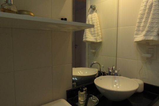 Banheiro de apartamento à venda com 2 quartos, 53m² em Centro, Osasco