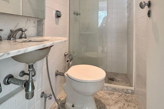 Banheiro social de apartamento para alugar com 2 quartos, 80m² em Ipanema, Rio de Janeiro