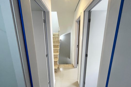 Corredor de casa de condomínio para alugar com 3 quartos, 150m² em Jardim Santa Ines, São Paulo