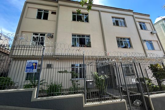 Fachada + plaquinha de apartamento à venda com 2 quartos, 60m² em Engenho Novo, Rio de Janeiro