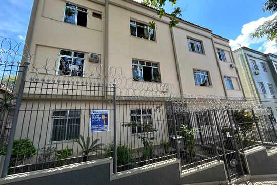 Fachada + plaquinha de apartamento à venda com 2 quartos, 60m² em Engenho Novo, Rio de Janeiro
