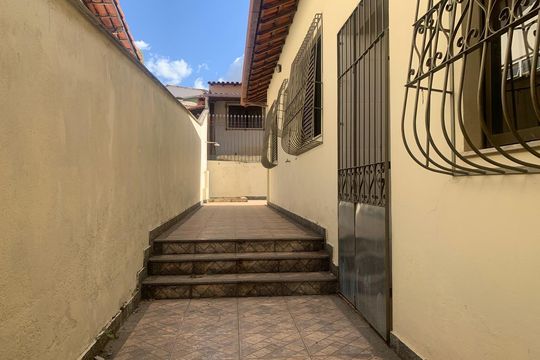 Casa à venda com 3 quartos, 290m² em Santa Monica, Belo Horizonte