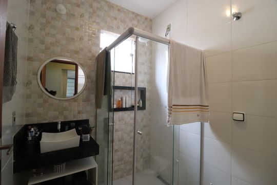 Banheiro Social de casa de condomínio para alugar com 2 quartos, 60m² em Jardim Holanda, Uberlândia