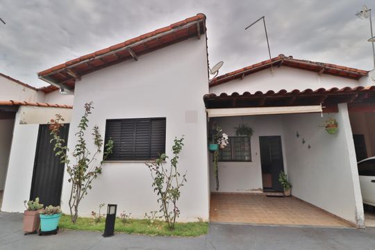 Fachada de casa de condomínio para alugar com 2 quartos, 60m² em Jardim Holanda, Uberlândia