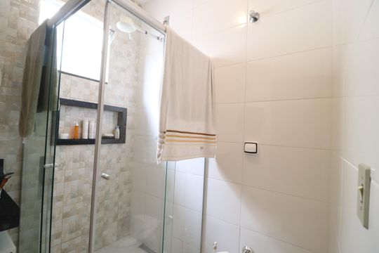 Banheiro Social de casa de condomínio para alugar com 2 quartos, 60m² em Jardim Holanda, Uberlândia