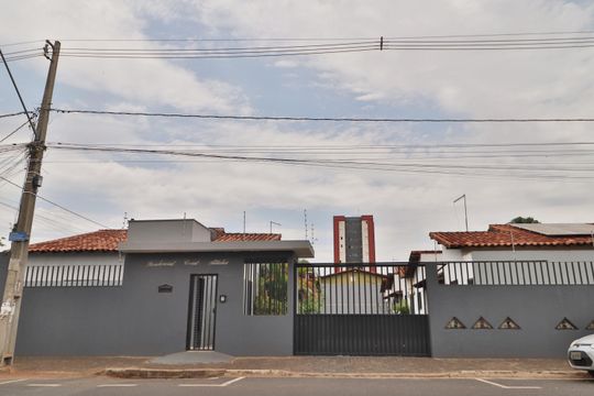 Fachada de casa de condomínio para alugar com 2 quartos, 60m² em Jardim Holanda, Uberlândia