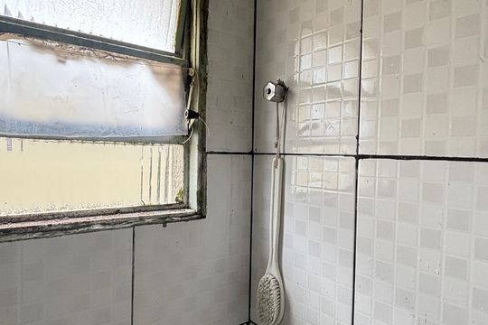 Banheiro de apartamento à venda com 2 quartos, 49m² em Parque Erasmo Assunção, Santo André